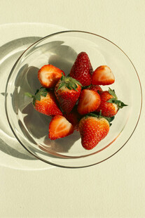玻璃碗中的新鲜草莓