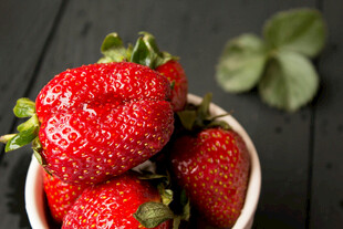 碗中鲜红饱满的新鲜草莓