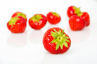 新鲜诱人的红草莓