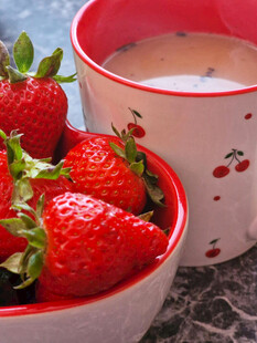 碗中草莓与饮品