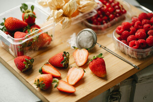 新鲜草莓及多样水果摆盘