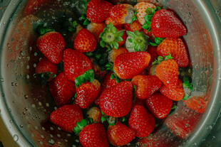 玻璃碗中的新鲜草莓