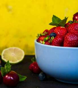 碗中鲜草莓与周边水果