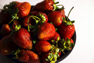 一盘新鲜诱人的红草莓