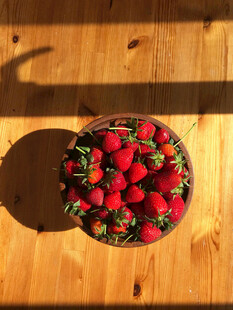 木桌上一碗新鲜红草莓