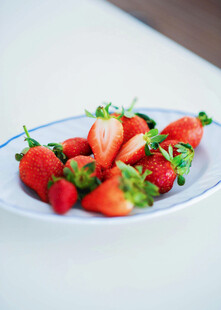 盘中新鲜草莓色泽诱人
