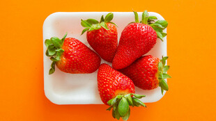 白色盘中的新鲜红草莓