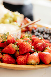新鲜诱人的草莓拼盘