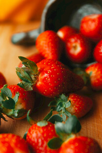 新鲜草莓摆放在木桌上