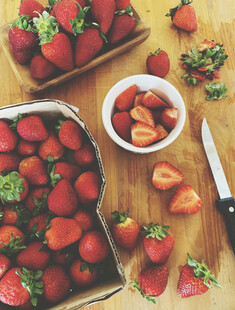 新鲜草莓摆满木质桌面