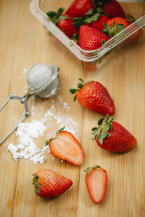 新鲜草莓与烘焙工具摆放