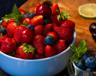 一碗缤纷新鲜的美味浆果