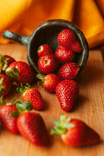 木勺中的新鲜红草莓