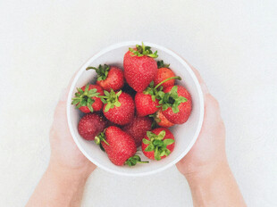双手捧碗装新鲜草莓