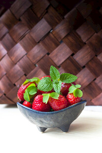 碗中鲜草莓配嫩绿薄荷叶