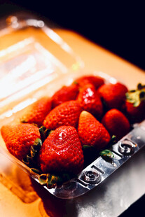 新鲜诱人的盒装草莓