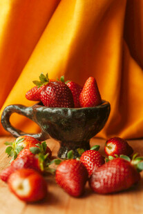 复古碗中新鲜草莓摆拍