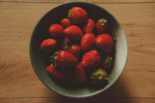 碗中新鲜草莓色泽诱人