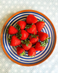 蓝白盘中新鲜草莓