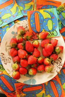 盘中新鲜草莓色泽诱人