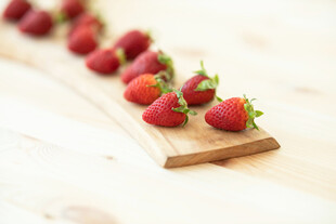 木板上排列整齐的新鲜草莓