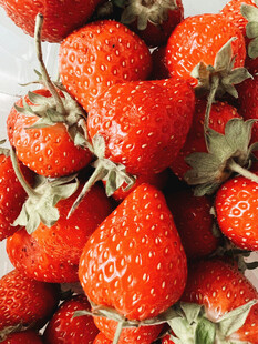 新鲜饱满的草莓堆