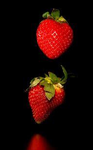 悬浮的新鲜草莓