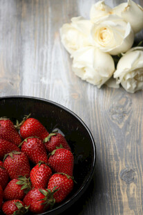 木桌上的草莓与白花