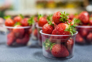 透明杯装新鲜红草莓