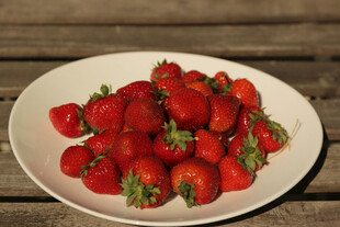 盘中新鲜草莓