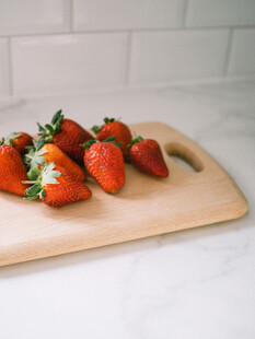 木砧板上的新鲜草莓