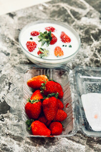 新鲜草莓搭配美味酸奶
