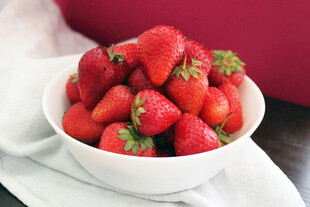 碗中新鲜草莓色泽诱人