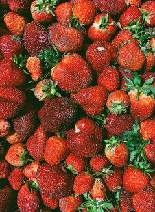 新鲜饱满的草莓堆叠
