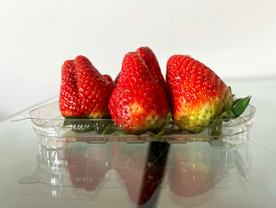 透明盘上的新鲜红草莓
