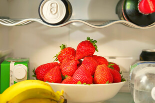 碗中草莓与冰箱内水果
