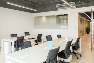 现代简约风格会议室