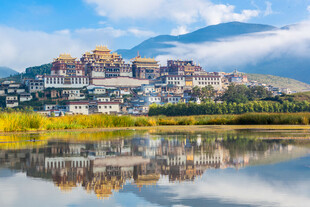 湖畔藏式建筑美景