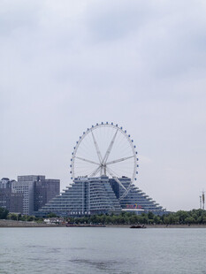 聊城河畔的摩天轮景观