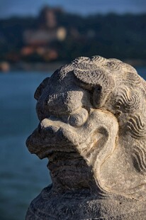 石狮子近景背景湖光山色