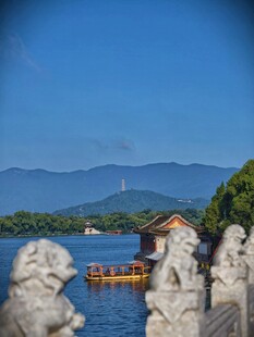 颐和园西湖畔石兽与湖景风光