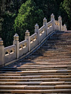 古雅石阶与精致围栏景观
