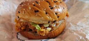 美味鸡肉汉堡特写