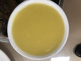 一碗金黄浓稠的玉米糊
