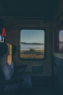 火车车厢内窗外风景