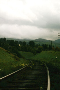 蜿蜒铁轨穿行绿野山间