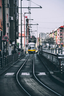 城市轨道上行驶的黄色列车