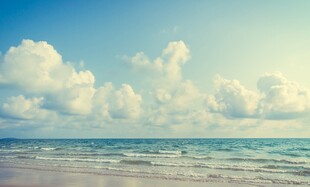 海边蓝天美景