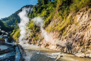 山间温泉处的自然景象