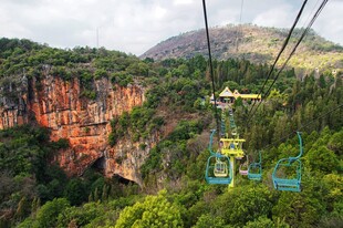 缆车穿梭于青山红岩间
